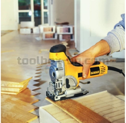 Прободен Трион Dewalt DW333K 701 W