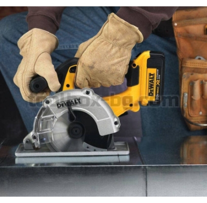 Акумулаторен Ръчен Циркуляр за Метал Dewalt DCS373N 18 V Без Зарядно Устройство и Батерии