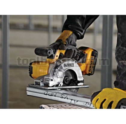 Акумулаторен Ръчен Циркуляр за Метал Dewalt DCS373N 18 V Без Зарядно Устройство и Батерии