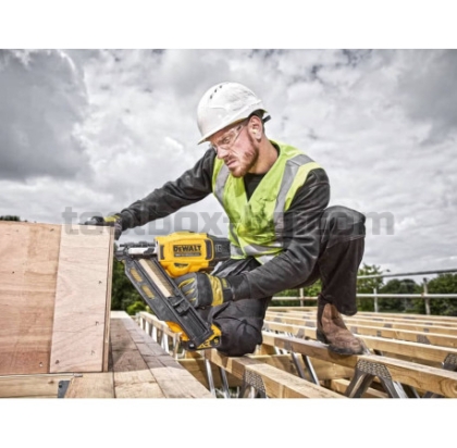 Акумулаторен Пистолет за Пирони Dewalt DCN930N, 18 V, 50 - 90 мм, 33°, Без Батерия и Зарядно У-во.