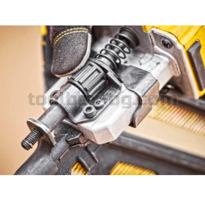 Акумулаторен Пистолет за Пирони Dewalt DCN930N, 18 V, 50 - 90 мм, 33°, Без Батерия и Зарядно У-во.