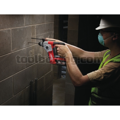 Перфоратор Milwaukee M18BH-402C с 2 x 4.0 Ah батерии + зарядно и куфар