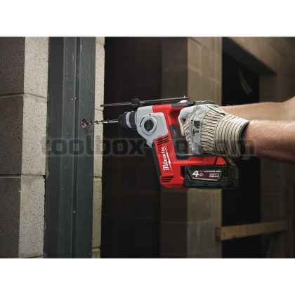 Перфоратор Milwaukee M18BH-402C с 2 x 4.0 Ah батерии + зарядно и куфар