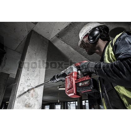 Перфоратор Milwaukee FUEL SDS-max M18CHM-0 без батерия и зарядно в картонена кутия