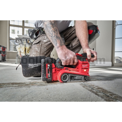 Акумулаторен лентов шлайф Milwaukee FUEL M18FBTS75-502X, 2x 5.5 HB Зарядно Устройство в HD Куфар